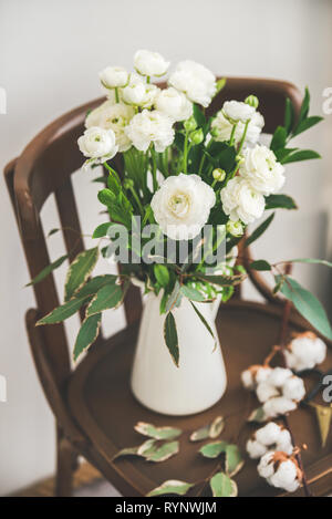 Molla ranuncolo bianco fiori in smalto bianco brocca Foto Stock