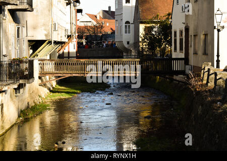 Ponte in legno sul fiume di Samobor, Croazia. Città vecchia di edifici. Ponte di collegamento tra due edifici oltre il piccolo fiume. La folla in background Foto Stock