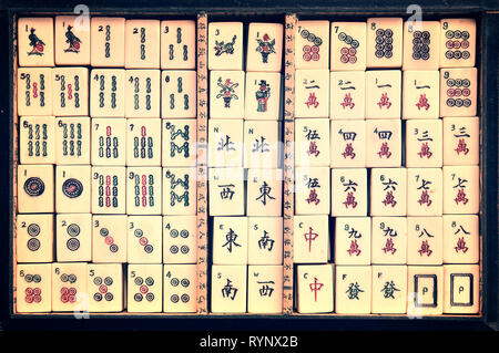 Vista dall'alto di una scatola di antiche piastrelle Mahjong Foto Stock