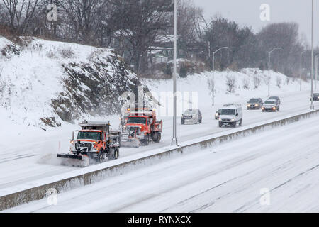 NORWALK, CT - 27 gennaio 2015: Aratro auto sulla I-95 dopo la tempesta di neve a Norwalk. Foto Stock