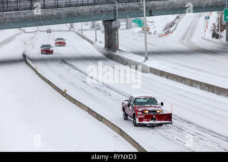 NORWALK, CT, Stati Uniti d'America - 27 gennaio 2015: Aratro auto sulla I-95 dopo la tempesta di neve a Norwalk. Foto Stock