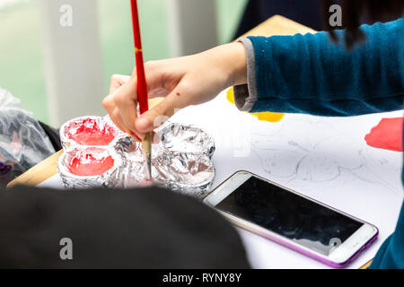 Corsi di pittura. studente disegno presso il parco Foto Stock