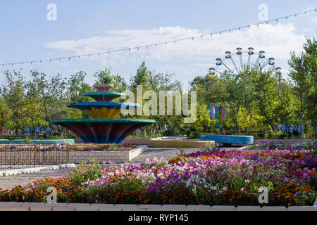 Vista panoramica sul gioco e zona di riposo nel parco della città, chiamato Kio. Temirtau, Karganda Regione (Qaraghandy), Kazakistan. Asia. Foto Stock