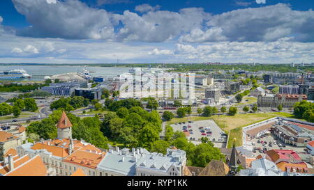La bella ripresa aerea di Tallin Estonia è una città vecchia dove ci sono un sacco di industrie e case Foto Stock