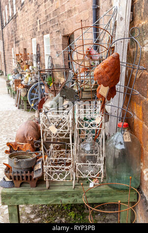 Alcuni degli oggetti di antiquariato sul display, a Cromford mill, Derbyshire, in Inghilterra. Foto Stock