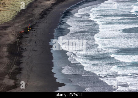 Surfer permanente al Piha Beach, Nuova Zelanda Foto Stock