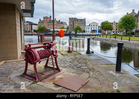 Barca restaurata verricello, Leith waterfront, Edimburgo, Scozia, Regno Unito Foto Stock