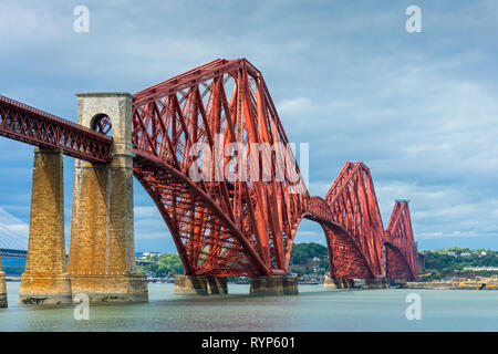 Il Ponte di Forth Rail da South Queensferry, Edimburgo, Scozia, Regno Unito Foto Stock