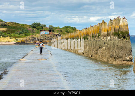 Marea sulla Causeway, con seconda guerra mondiale anti-barca tralicci, portando ad Cramond Isola, Cramond, Edimburgo, Scozia, Regno Unito Foto Stock