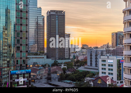 La città di Ho Chi Minh, Vietnam - 17 Febbraio 2019: tramonto nel centro cittadino con un moderno ed alto edificio di edifici. Foto Stock