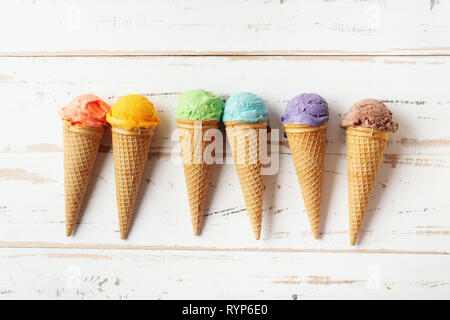 Colorato coni gelato su sfondo bianco Foto Stock