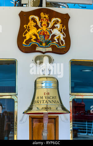 La campana e stemma sulla Royal Yacht Britannia, porto di Leith, Edimburgo, Scozia, Regno Unito Foto Stock