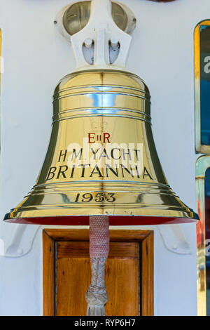 La nave la campana del Royal Yacht Britannia, porto di Leith, Edimburgo, Scozia, Regno Unito Foto Stock