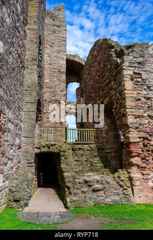 L'angolo tra la Torre di Douglas (sinistra) e la grande sala, Tantallon Castle. Vicino a North Berwick, East Lothian, Scozia, Regno Unito Foto Stock