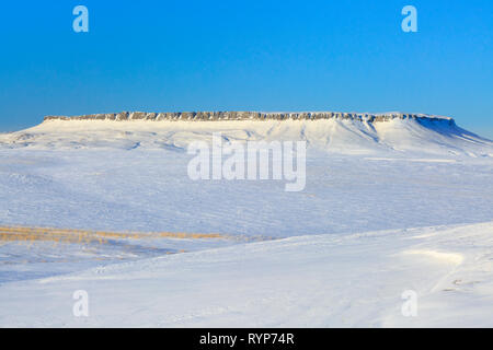 Coperte di neve sulle colline della prateria sotto square butte vicino a Ulm, montana Foto Stock