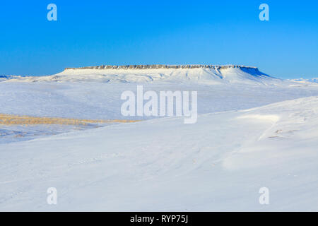 Coperte di neve sulle colline della prateria sotto square butte vicino a Ulm, montana Foto Stock