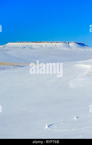 Coperte di neve sulle colline della prateria sotto square butte vicino a Ulm, montana Foto Stock