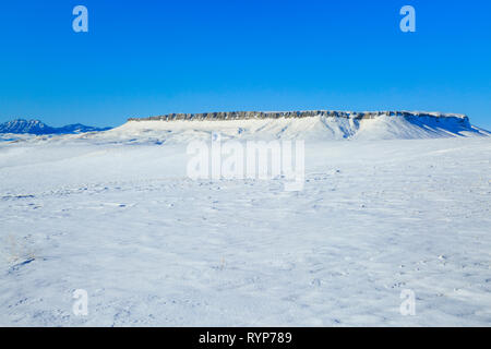 Coperte di neve sulle colline della prateria sotto square butte vicino a Ulm, montana Foto Stock