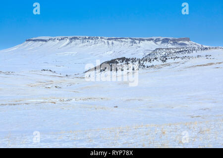 Coperte di neve sulle colline della prateria sotto square butte vicino a Ulm, montana Foto Stock