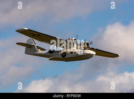 Un USAF Catalina spotter aereo sopra Duxford Foto Stock