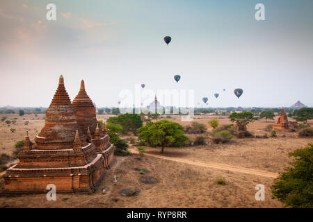 I palloni ad aria calda all'alba su Bagan, Myanmar Foto Stock