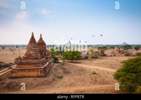I palloni ad aria calda all'alba su Bagan, Myanmar Foto Stock