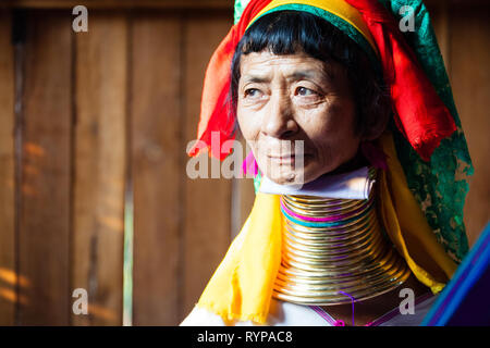 Un Padaung a collo lungo la donna con anelli intorno al collo, Myanmar Foto Stock