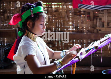 Un Padaung a collo lungo la donna con anelli intorno al collo, Myanmar Foto Stock