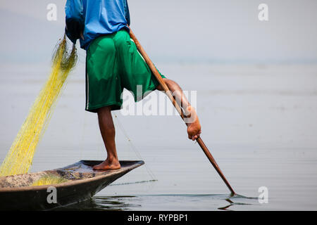 La famosa gamba-barca a remi dei pescatori del Lago Inle, Myanmar Foto Stock