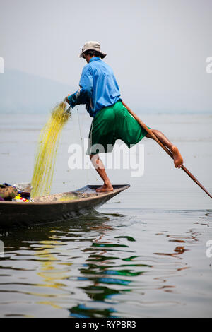 La famosa gamba-barca a remi dei pescatori del Lago Inle, Myanmar Foto Stock