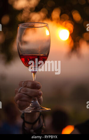 Tramonto al rosso cantina di montagna vicino al Lago Inle, Myanmar Foto Stock