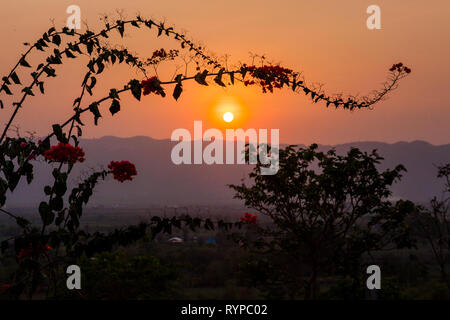 Tramonto al rosso cantina di montagna vicino al Lago Inle, Myanmar Foto Stock