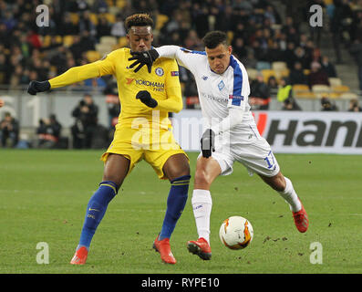 Kiev, Ucraina. Xiv Mar, 2019. CALLUM HUDSON-ODOI del Chelsea FC (L) e SIDCLEY di Dynamo Kyiv (R) in azione durante UEFA Europa League, seconda gamba partita di calcio tra Chelsea FC e Dynamo Kyiv, all'Olimpiyskiy Stadium di Kiev, in Ucraina, il 14 marzo 2019. Credito: Serg Glovny/ZUMA filo/Alamy Live News Foto Stock