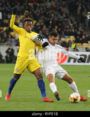 Kiev, Ucraina. Xiv Mar, 2019. CALLUM HUDSON-ODOI del Chelsea FC (L) e SIDCLEY di Dynamo Kyiv (R) in azione durante UEFA Europa League, seconda gamba partita di calcio tra Chelsea FC e Dynamo Kyiv, all'Olimpiyskiy Stadium di Kiev, in Ucraina, il 14 marzo 2019. Credito: Serg Glovny/ZUMA filo/Alamy Live News Foto Stock