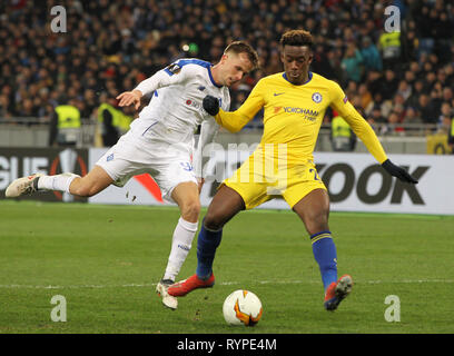 Kiev, Ucraina. Xiv Mar, 2019. CALLUM HUDSON-ODOI del Chelsea FC (R) e TOMASZ KEDZIORA di Dynamo Kyiv (L) in azione durante UEFA Europa League, seconda gamba partita di calcio tra Chelsea FC e Dynamo Kyiv, all'Olimpiyskiy Stadium di Kiev, in Ucraina, il 14 marzo 2019. Credito: Serg Glovny/ZUMA filo/Alamy Live News Foto Stock