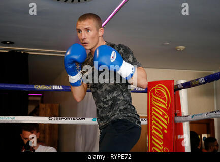 Liverpool Hilton Hotel, Liverpool, Regno Unito. Xiv Mar, 2019. Matchroom boxing, Liam Smith versus Sam Eggington allenamento aperto; Cheshire fighter Paul Butler "il bambino di fronte Assassin' all'odierna aperta la sessione di formazione in vista del suo peso gallo lotta contro un come ancora senza nome avversario a Liverpool la M&amp;S Bank Arena il 30 marzo del credito: Azione Sport Plus/Alamy Live News Foto Stock