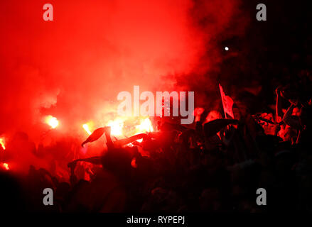 Londra, Regno Unito. Xiv Mar, 2019. Flares durante Europa League Round di 16 seconda gamba tra Arsenal e Rennes all'Emirates Stadium di Londra, Inghilterra il 14 Mar 2019. Credit: Azione Foto Sport/Alamy Live News Foto Stock