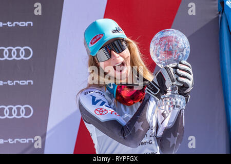 El Tarter, Andorra. 14 mar 2019. Nel complesso FIS sci alpino Super G 's vincitore noi Mikaela Shiffrin celebra come lei tiene il globo di cristallo trofeo durante la cerimonia del podio dopo la concorrenza in campo femminile super g gara durante la Coppa del Mondo di sci alpino campionato su Marzo 14, 2019, in Grandvalira Soldeu - El Tarter, in Andorra. Credito: Martin SIlva Cosentino / Alamy Live News Foto Stock