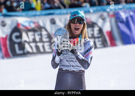 El Tarter, Andorra. 14 mar 2019. Nel complesso FIS sci alpino Super G 's vincitore noi Mikaela Shiffrin celebra come lei tiene il globo di cristallo trofeo durante la cerimonia del podio dopo la concorrenza in campo femminile super g gara durante la Coppa del Mondo di sci alpino campionato su Marzo 14, 2019, in Grandvalira Soldeu - El Tarter, in Andorra. Credito: Martin SIlva Cosentino / Alamy Live News Foto Stock