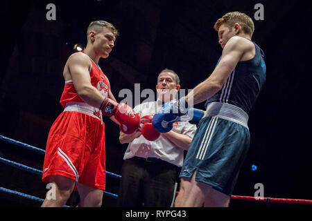 Cambridge, Regno Unito. Il 9 marzo 2019. Oxford vs Cambridge 112Gamma incontro di pugilato. Università di Cambridge lotta Oxford University sul terreno di casa a Cambridge Corn Exchange. Credito: Guy Corbishley/Alamy Live News Foto Stock