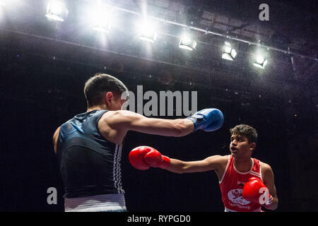 Cambridge, Regno Unito. Il 9 marzo 2019. Oxford vs Cambridge 112Gamma incontro di pugilato. Università di Cambridge lotta Oxford University sul terreno di casa a Cambridge Corn Exchange. Credito: Guy Corbishley/Alamy Live News Foto Stock