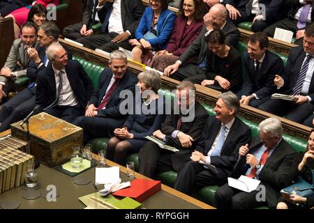 Londra, R) è visto nel corso di una votazione alla Camera dei Comuni a Londra. Xiv Mar, 2019. Il Primo Ministro inglese Theresa Maggio (1a fila 5 R) è visto nel corso di una votazione alla Camera dei Comuni a Londra, Gran Bretagna il 14 marzo 2019. I parlamentari britannici giovedì votato in massa per chiedere all'Unione europea (UE) per una estensione di Articolo 50 Nel travagliato processo Brexit. Credit: UK europeo/Mark Duffy/Xinhua/Alamy Live News Foto Stock