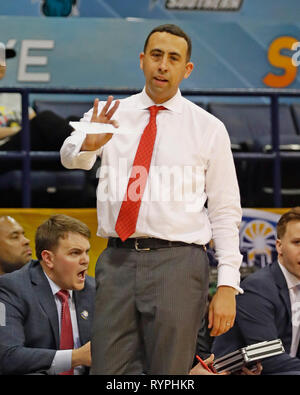 New Orleans, LA, Stati Uniti d'America. Xiv Mar, 2019. South Alabama giaguari head coach Richie Riley guarda contro Louisiana Lafayette Ragin Cajuns durante il gioco tra la Louisiana e il South Alabama sul lungolago Arena di New Orleans, LA. Stephen Lew/CSM/Alamy Live News Foto Stock