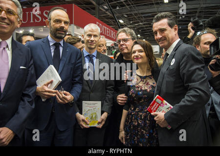 Parigi, Ile de France, Francia. Xiv Mar, 2019. Il Primo ministro francese Edouard Philippe (2 L), Franck Riester Ministro della Cultura (C) sinistro e scrittore Douglas Kennedy (C) destro visto durante il 2019 Paris Book Fair. Credito: Thierry Le Fouille SOPA/images/ZUMA filo/Alamy Live News Foto Stock