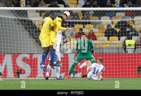 Ruben Loftus-Cheek e Olivier Giroud in azione durante l'Europa League seconda play-off partita di calcio tra FC Dynamo Kyiv e FC Chelsea, al Olimpiyskyi Stadium. Punteggio finale: Dynamo Kyiv 0 - 5 Chelsea Foto Stock