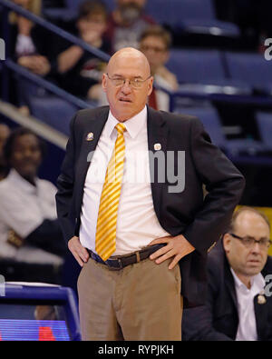 New Orleans, LA, Stati Uniti d'America. Xiv Mar, 2019. Louisiana Monroe Warhawks head coach Keith Richard guarda contro Coastal Carolina Chanticleers durante il gioco tra la zona costiera Carolina e della Louisiana Monroe sul lungolago Arena di New Orleans, LA. Stephen Lew/CSM/Alamy Live News Foto Stock