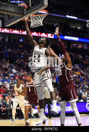 Marzo 14, 2019; la Mississippi State Bulldogs avanti Abdul Ado (24) passa al di sotto del cesto contro il Texas A&M Aggies durante un SEC campionato di serie gioco tra il Texas A&M Aggies vs Mississippi State Bulldogs alla Bridgestone Arena di Nashville, TN (obbligatorio Photo credit: Steve Roberts/Cal Sport Media) Foto Stock