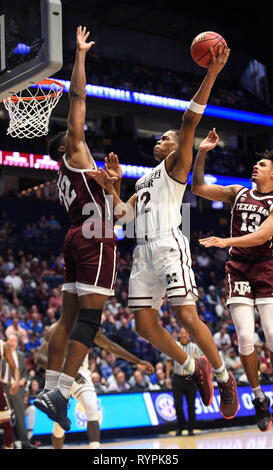 Marzo 14, 2019; la Mississippi State Bulldogs guard Robert Woodard (12) tenta di sparare su Texas A&M Aggies guard Chris Collins (12) durante un SEC campionato di serie gioco tra il Texas A&M Aggies vs Mississippi State Bulldogs alla Bridgestone Arena di Nashville, TN (obbligatorio Photo credit: Steve Roberts/Cal Sport Media) Foto Stock