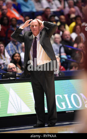 Marzo 14, 2019; la Mississippi State Bulldogs head coach Ben Howland non riescono a credere la chiamata contro il Texas A&M Aggies durante un SEC campionato di serie gioco tra il Texas A&M Aggies vs Mississippi State Bulldogs alla Bridgestone Arena di Nashville, TN (obbligatorio Photo credit: Steve Roberts/Cal Sport Media) Foto Stock