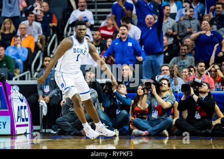 Il duca diavoli blu avanti Sion Williamson (1) durante la ACC College Basketball partita del torneo tra il siracusano arancione e il duca diavoli blu al centro dello spettro di giovedì 14 marzo, 2019 a Charlotte, NC. Giacobbe Kupferman/CSM Foto Stock